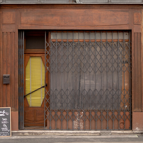 Axel Ronsin | Square closed storefront 5